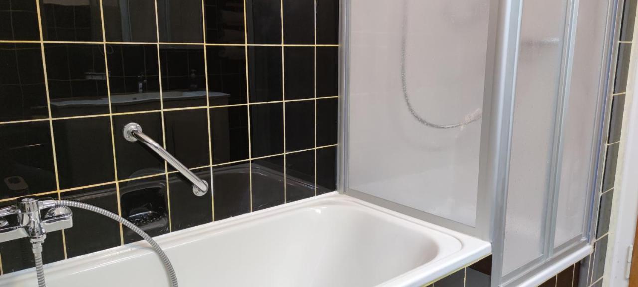 Schoene Und Optimal Gelegene Wohnung Og Weisskirchen エクステリア 写真
